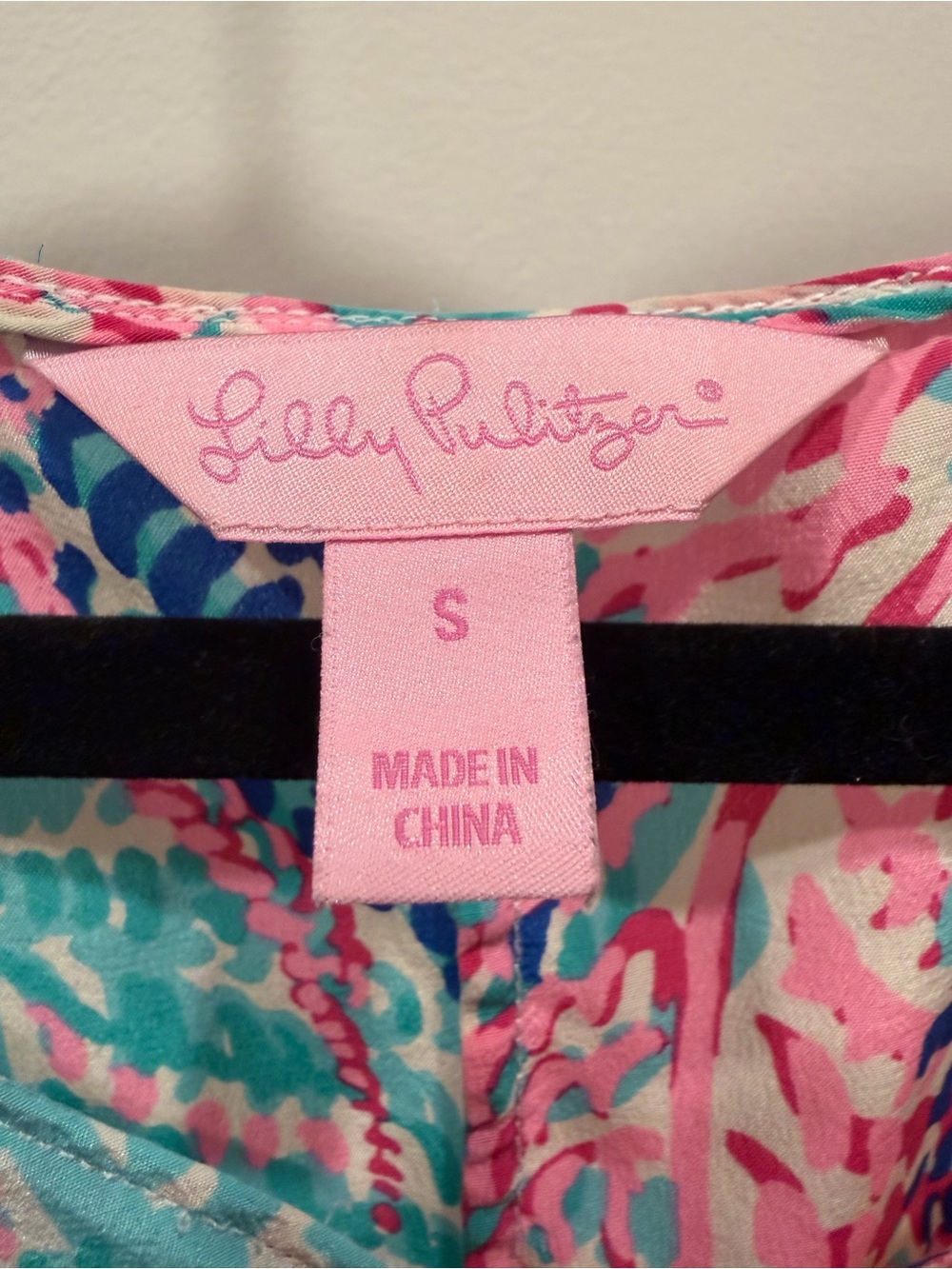 LILLY PULITIZER 100% Silk Electric Feel Short Sleeve Top - Picture 3 of 5